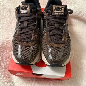 NIKE Zoom Vomero 5- Baroque Brown 🤎